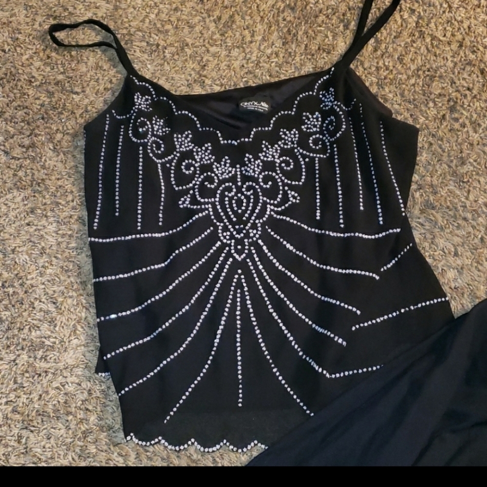 sexy back and white top.pretty accents 😍